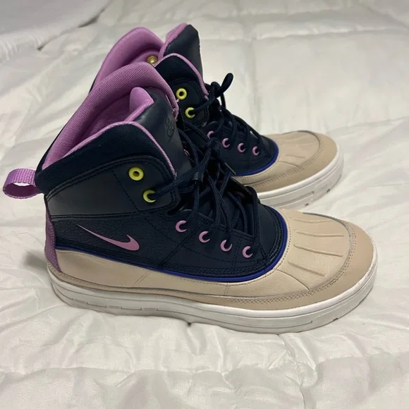 Nike ACG Beige and Navy Boots with Purple Accents - Picture 2 of 6